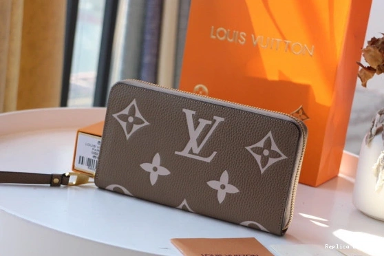 Affordable VUITTON LOUIS WALLET ZIPPY 0820